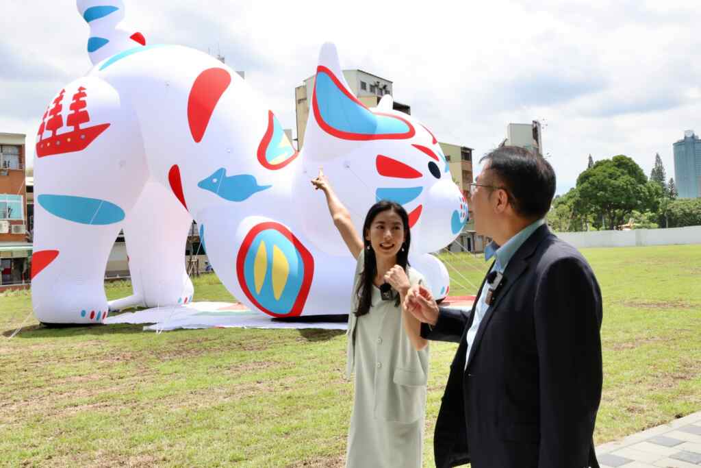 ▲台南市長黃偉哲與日籍藝人大久保麻梨子至北區「321巷藝術聚落」,與高達10公尺的巨型充氣偶「巷仔Niau(貓)」相見歡。(臺南市政府提供)