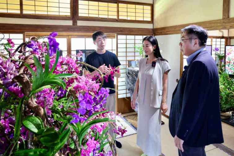 ▲台南市長黃偉哲（右）與日籍藝人大久保麻梨子（中）參觀321巷藝術聚落的展間。 （台南市政府提供）