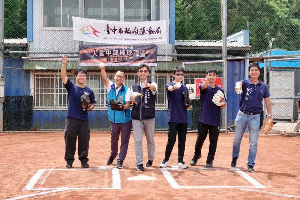 ▲人言盃棒球賽台中熱血開打,全臺各地共24所大專校院棒球隊逾650名好手共襄盛舉,台中市政府運動局代理局長游志祥代表台中市長盧秀燕到場歡迎全國大專棒球好手蒞臨台中。(台中市運動局提供)