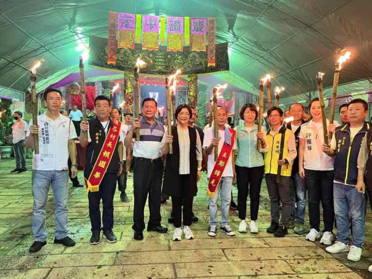 ▲彰化縣長王惠美與寶藏寺主委張協章、值年爐主鄭錦元、各級民代，與眾多鄉民前往出發，期望藉由儀式，讓大家心靈平息，也祈求國泰民安、風調雨順，百業興旺、闔家平安。（記者林明佑翻攝）