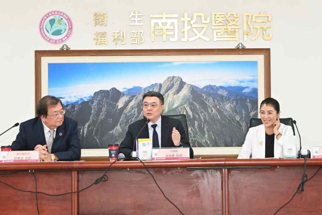 ▲衛生福利部南投醫院癌症治療中心在中央及地方的支持下, 今天上午舉辦啟用揭牌典禮,將提供南投縣民精準、嶄新、全方位的癌症醫療服務。(記者張玉泰攝)