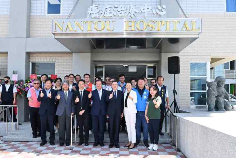 ▲行政院長卓榮泰、衛福部長邱泰源、南投縣長許淑華等眾多貴賓出席見證南投醫院癌症治療中心的啟用。（記者張玉泰攝）