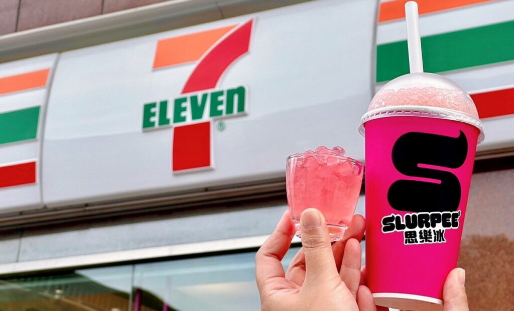 _7-ELEVEN獨家人氣飲品「思樂冰」再創全新體驗,「水蜜桃爆爆珠思樂冰」甜蜜爆擊。
