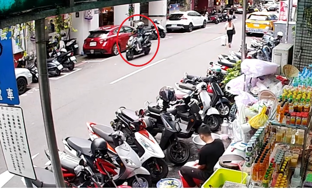 ▲圖說:菲律賓男子騎著震耳欲聾噪音車逆向行駛,遭到警方攔查 (圖/台中市政府 提供)