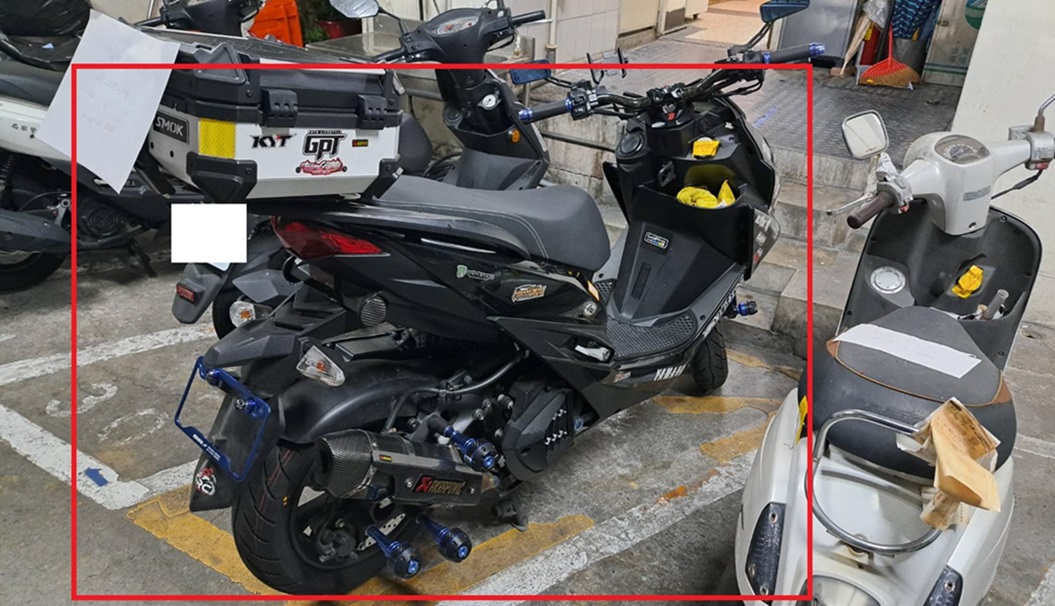 ▲圖說:員警發現該噪音改裝機車竟然還懸掛註銷車牌,當場拔牌扣車 (圖/台中市政府 提供)