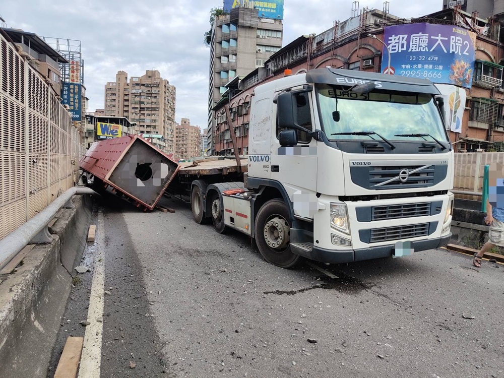 鋼柱梁掉落砸壞橋梁 侯友宜要求1個月後恢復雙向通車 216 cnews204240820a04