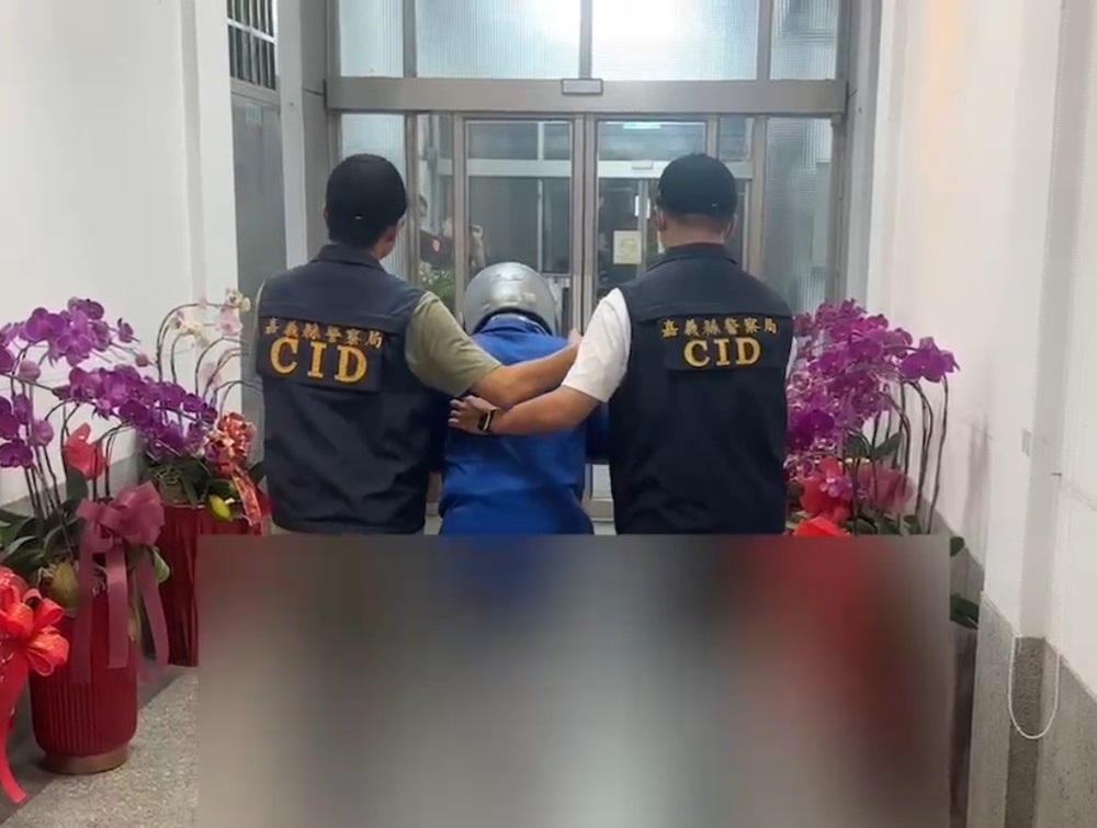 不滿鄰婦噪音 7旬翁獵槍射殺婦後電話報案自首 200 cnews204240820a06