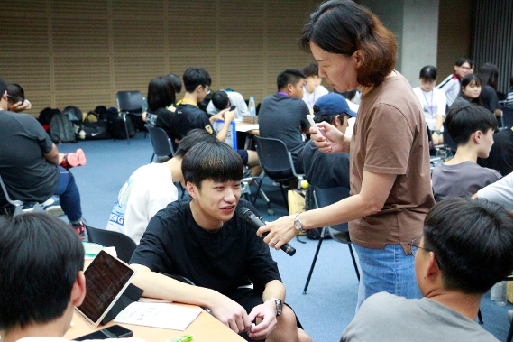 磐石高中陳淑婷主任創意多媒體製作技術課程與學員互動。(圖/記者林照東翻攝)