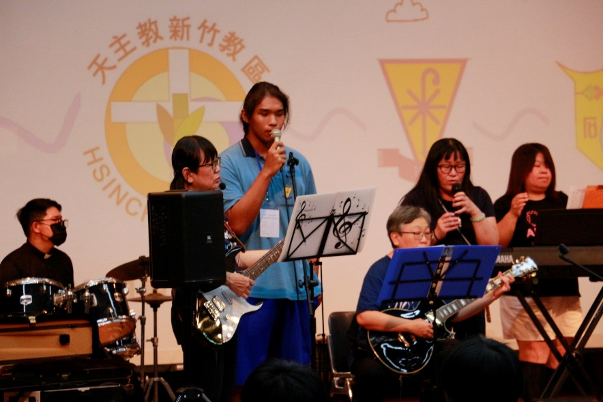 中原仲夏之夜學員即興參與現場樂團表演。(圖/記者林照東翻攝)