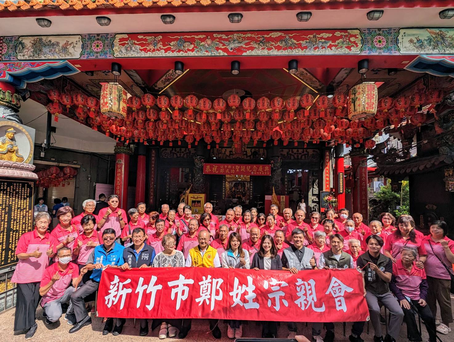 延平郡王聖誔祝壽典禮民政處長施淑婷與貴賓合影。(圖/記者林照東翻攝)
