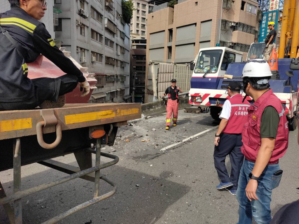 三重區中山高架 (P8)護欄、橋面板遭撞受損搶救之後已開放橋上一線車道