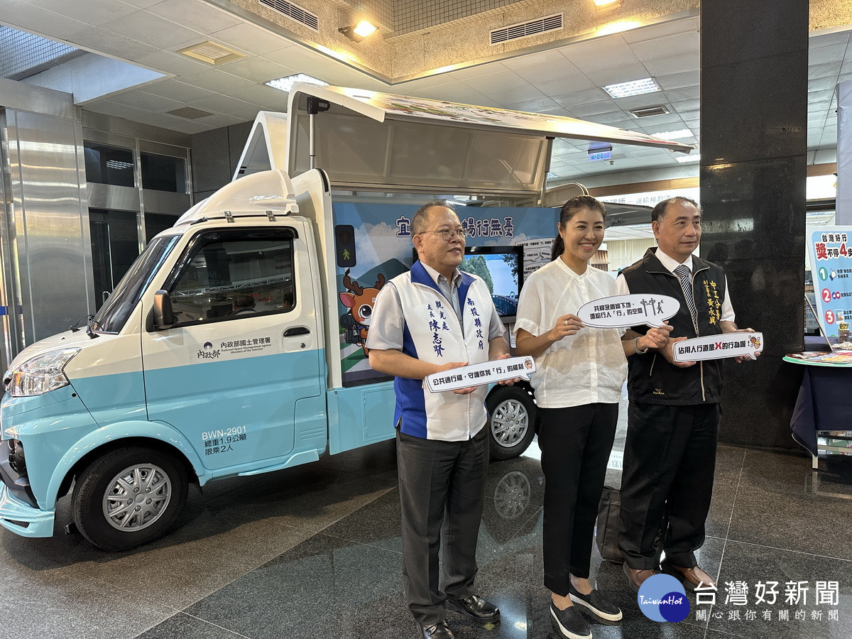 黃副分署長與許縣長一同宣導「守護你我行的權利」。(記者扶小萍攝)<br /><br />