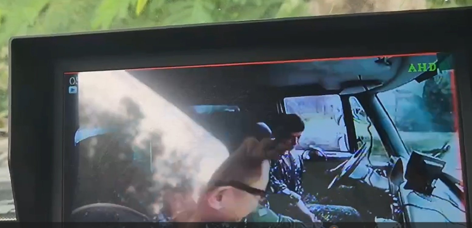 陸軍中型戰術輪車自撞車頭全毀, 居然是駕駛在找東西。翻攝畫面