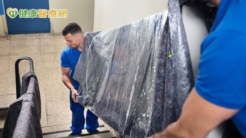 21歲男整脊不成險癱 「微創脊椎神經手術」成功挽回無力不適