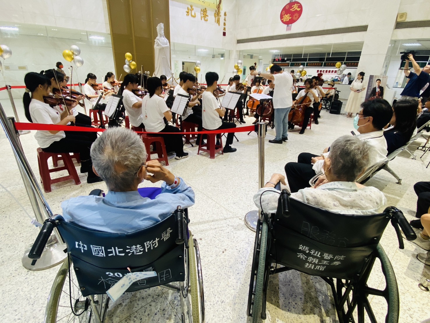 ▲北港媽祖醫院的病友們也駐足欣賞音樂。(記者陳雅琪攝)