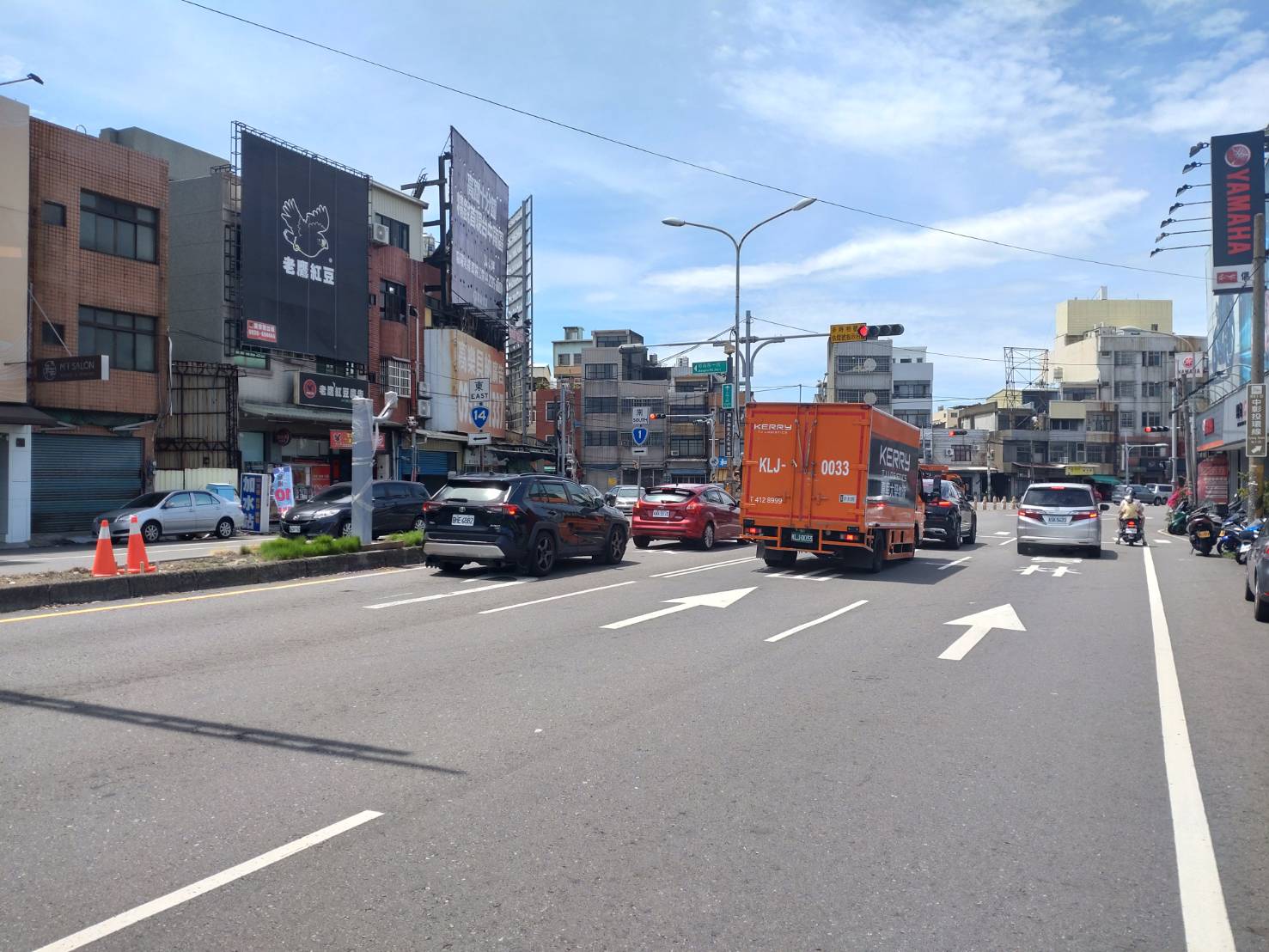 ▲彰化縣部分鄉鎮重要幹道新增科技執法系統，不少民眾拍照PO網稱「經過此處小心被抓」。（記者張溎壕攝）