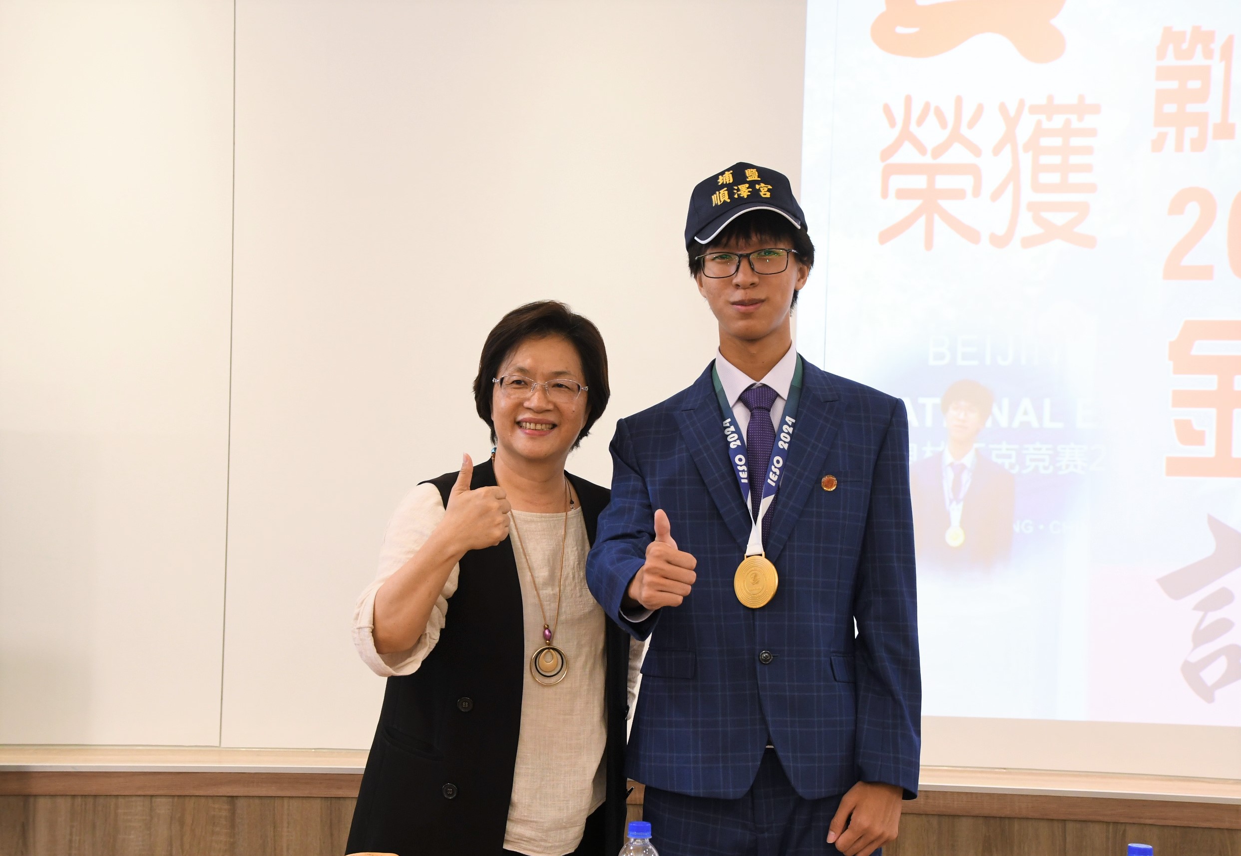 ▲彰化高中科學班學生何承憲在2024年第17屆國際地球科學奧林匹亞競賽，奪得金牌，彰化縣長王惠美頒贈獎金表揚何承憲，並加冕順澤宮冠軍帽。（記者張溎壕攝）