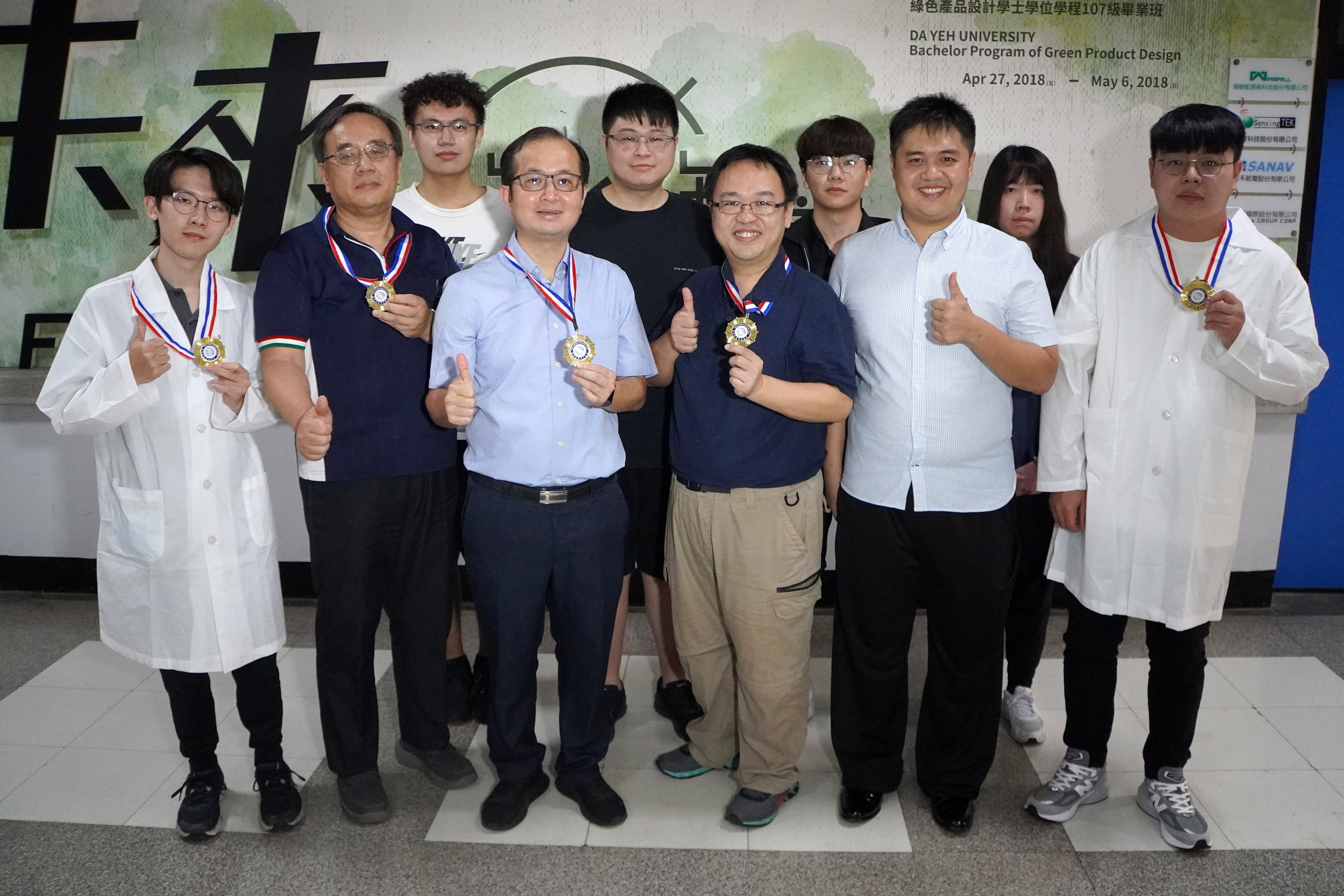 ▲大葉大學工學院師生參加韓國WiC世界創新發明大賽,抱回五面金牌。(記者張溎壕攝)