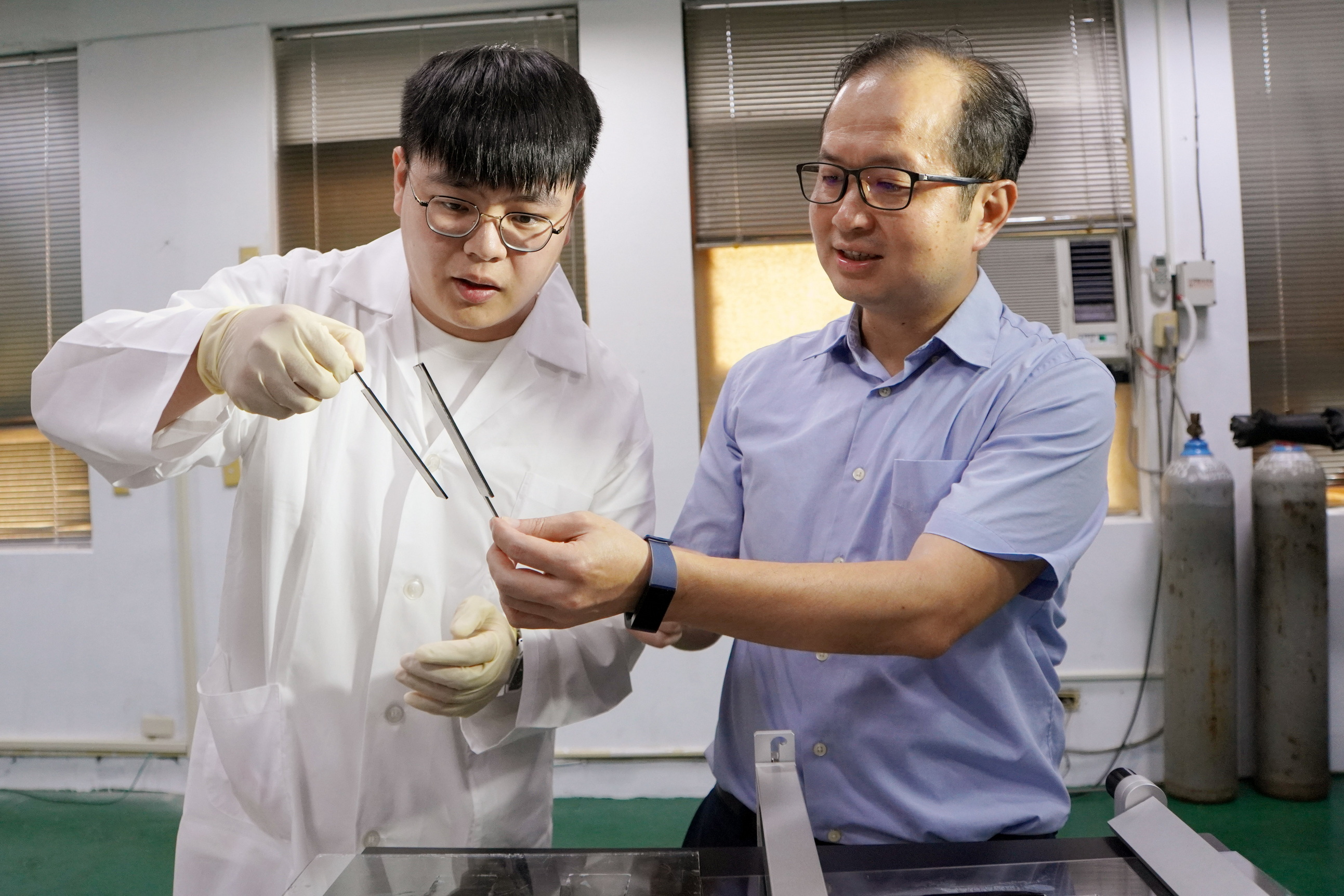 ▲大葉大學校發長黃俊杰(左)指導謝承恩同學(右)運用超級電容原理開發濾水器。（記者張溎壕攝）
