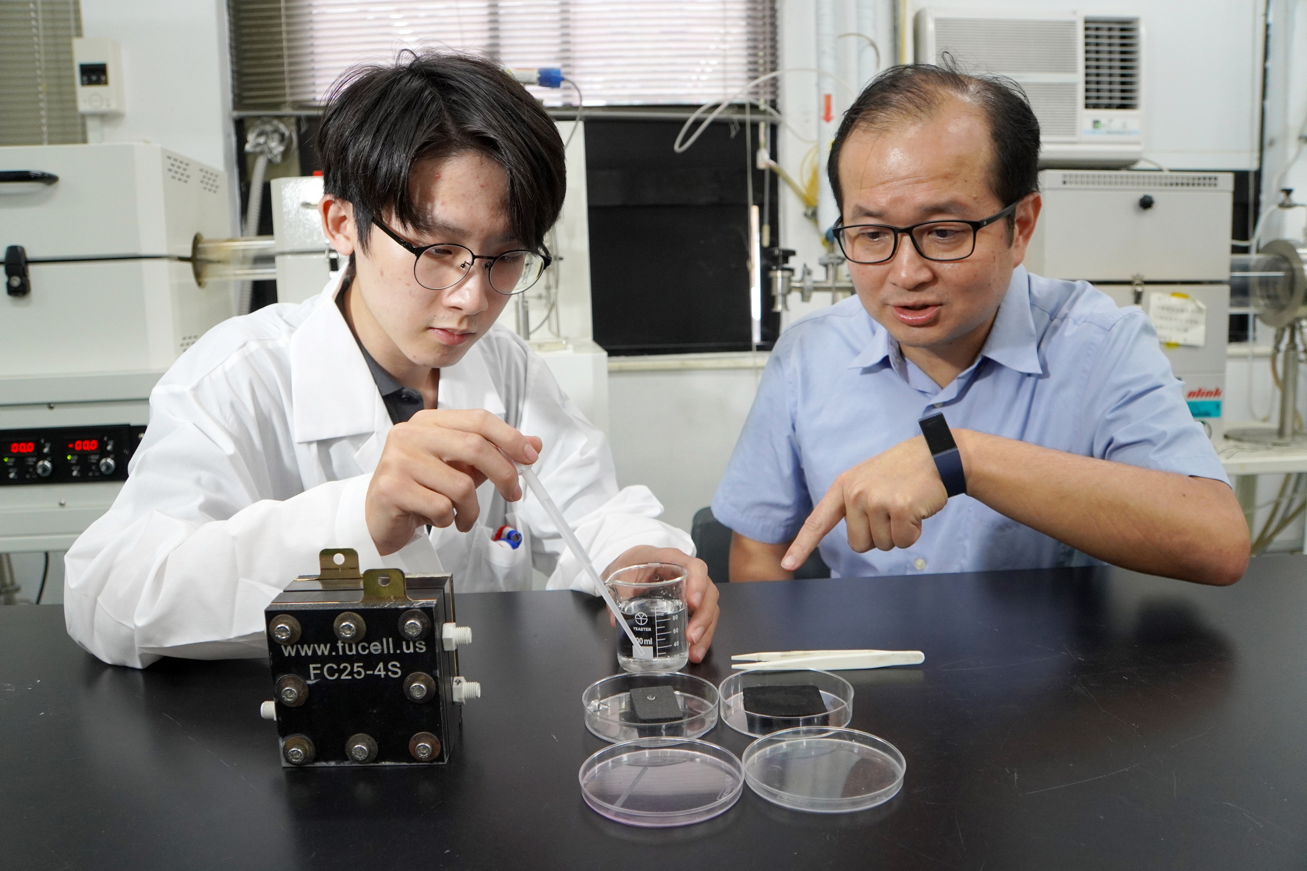 ▲大葉大學校發長黃俊杰(左)指導賴竑佑同學(右)做實驗。（記者張溎壕攝）