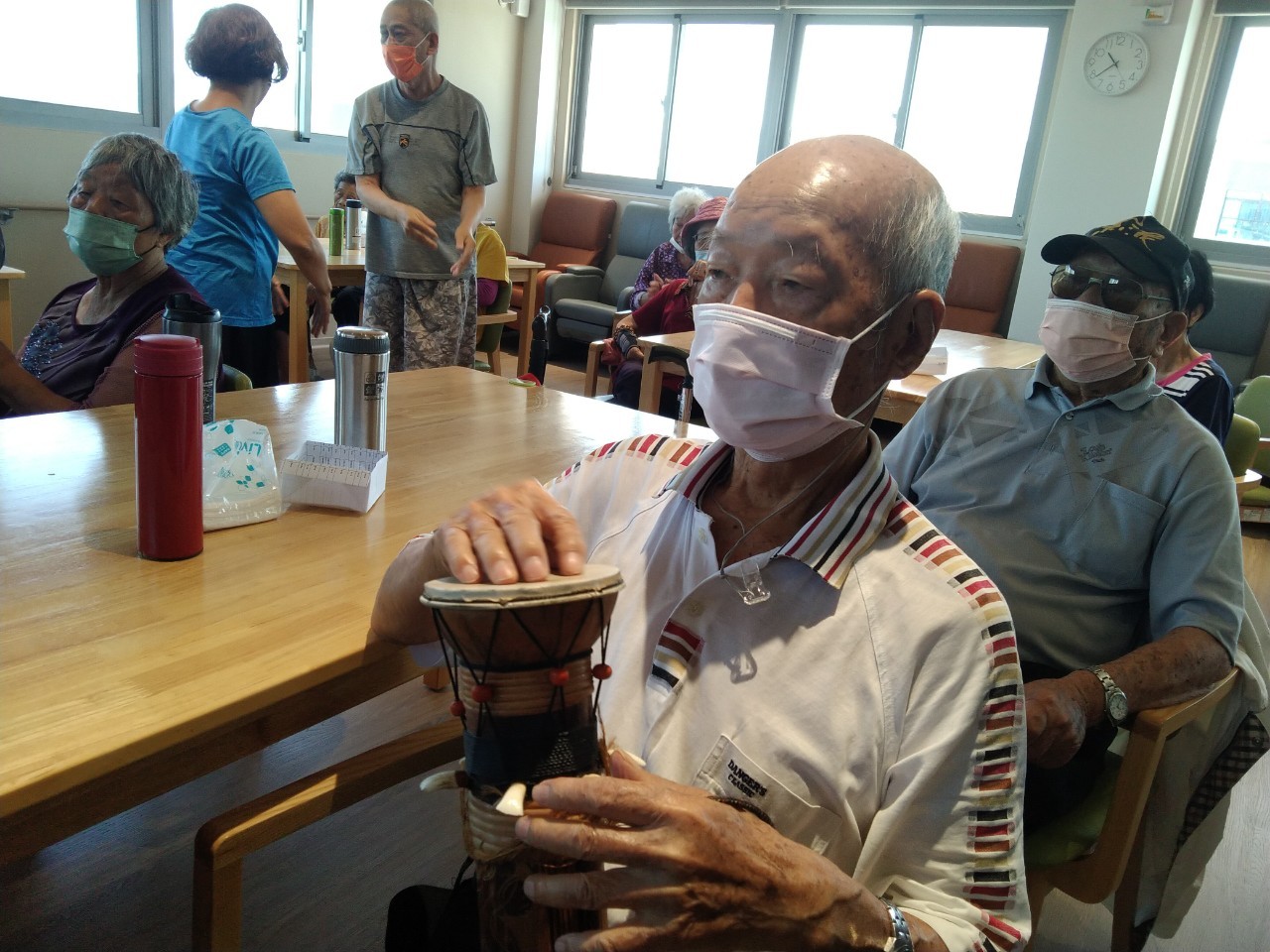 ▲知名街頭藝人「阿里山師兄」領軍到田中秀和苑日照中心進行療癒藝術饗宴，長輩們在音樂中找到自信及快樂。（記者張溎壕攝）