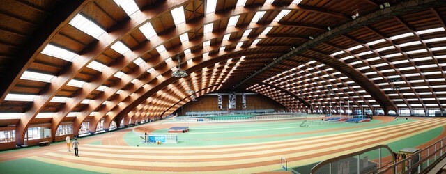 五十年歷史之木造弧形屋頂室內體育場。