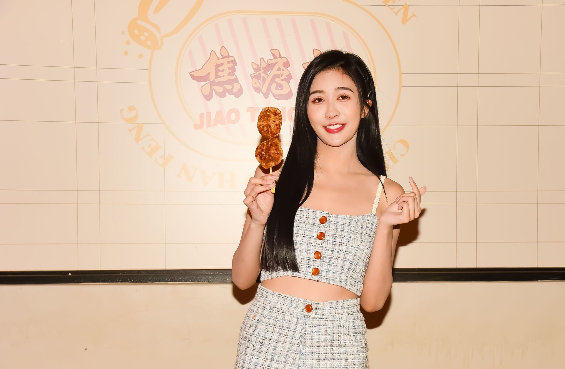 電豹女雪寶吃串燒跳應援舞 吃出戀愛感