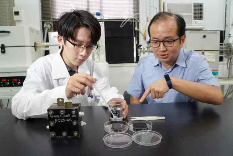 ▲大葉大學校發長黃俊杰(左)指導賴竑佑同學(右)做實驗。（大葉大學提供）