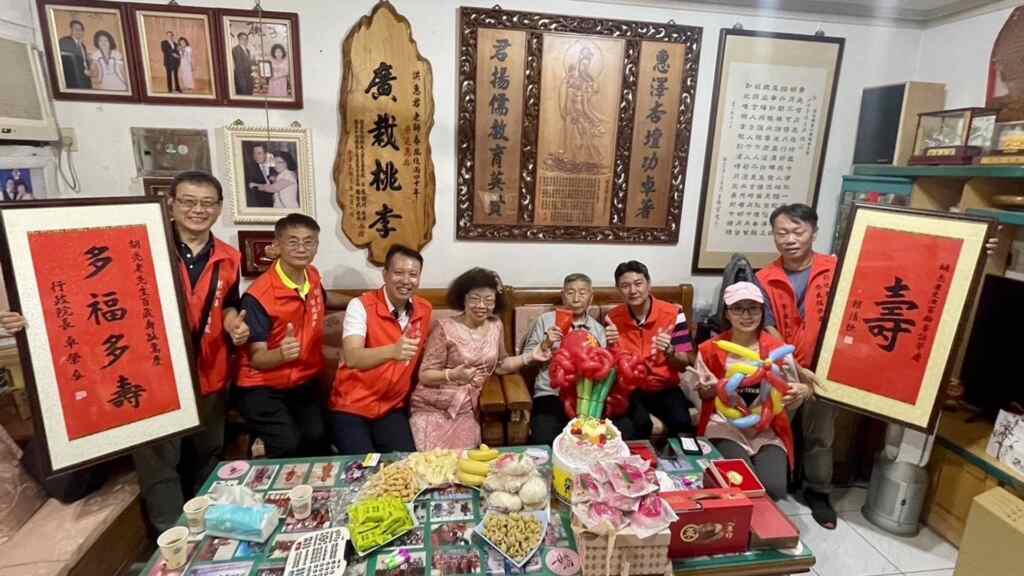 ▲彰化縣榮民服務處處長邱文俊等一行人,前往大村鄉為百歲榮民胡伯伯慶生,現場洋溢著溫馨歡樂的氣氛。(記者林明佑翻攝)