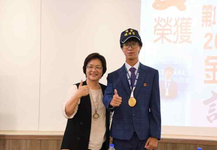 ▲彰化縣長王惠美加冕何承憲同學順澤宮冠軍帽，是「加冕」也是「嘉勉」。（彰化縣政府提供）