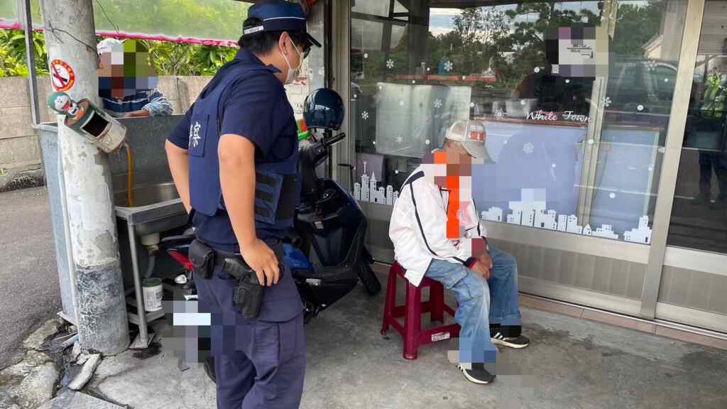 ▲彰化暖警協助迷途失智長者,平安送醫返家獲家屬感激。(記者林明佑翻攝)