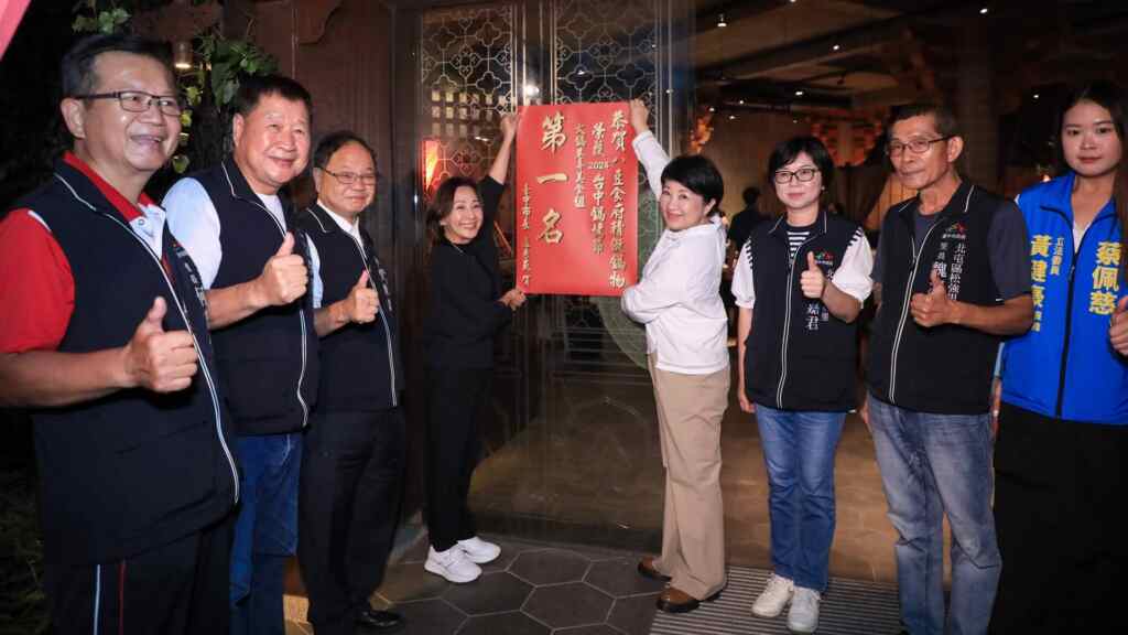 ▲近600家競爭激烈!台中鍋烤節「十大火鍋燒烤店家」揭曉_盧市長親為冠軍貼紅榜祝賀。(記者張學宜翻攝)