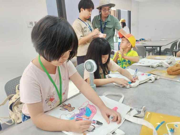 ▲《旅程指南》為工具包彩繪個人風格。（記者廖妙茜翻攝）
