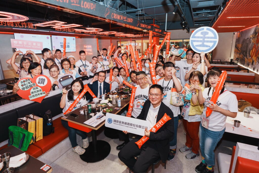 2024 微風鐵道文化之旅-饗食趣,大家在本村炸雞 Bonchon(본촌)餐廳歡渡美食饗宴。