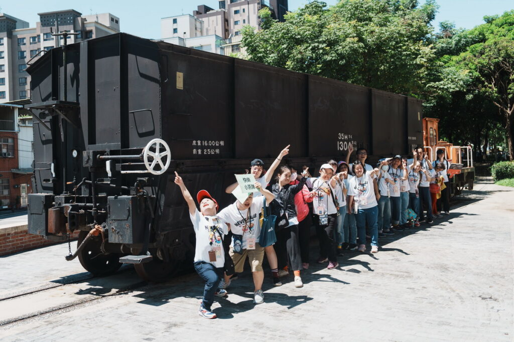 唐寶寶們興奮地與山佳車站鐵道地景公園著名的煤斗車造景合影。