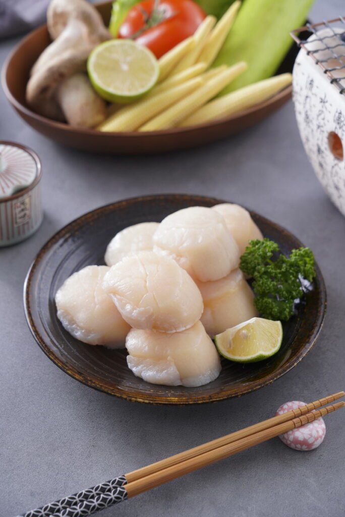 北海道新鮮急凍直送，肉質肥美鮮甜，大規格L尺寸顆顆飽滿、份量十足。