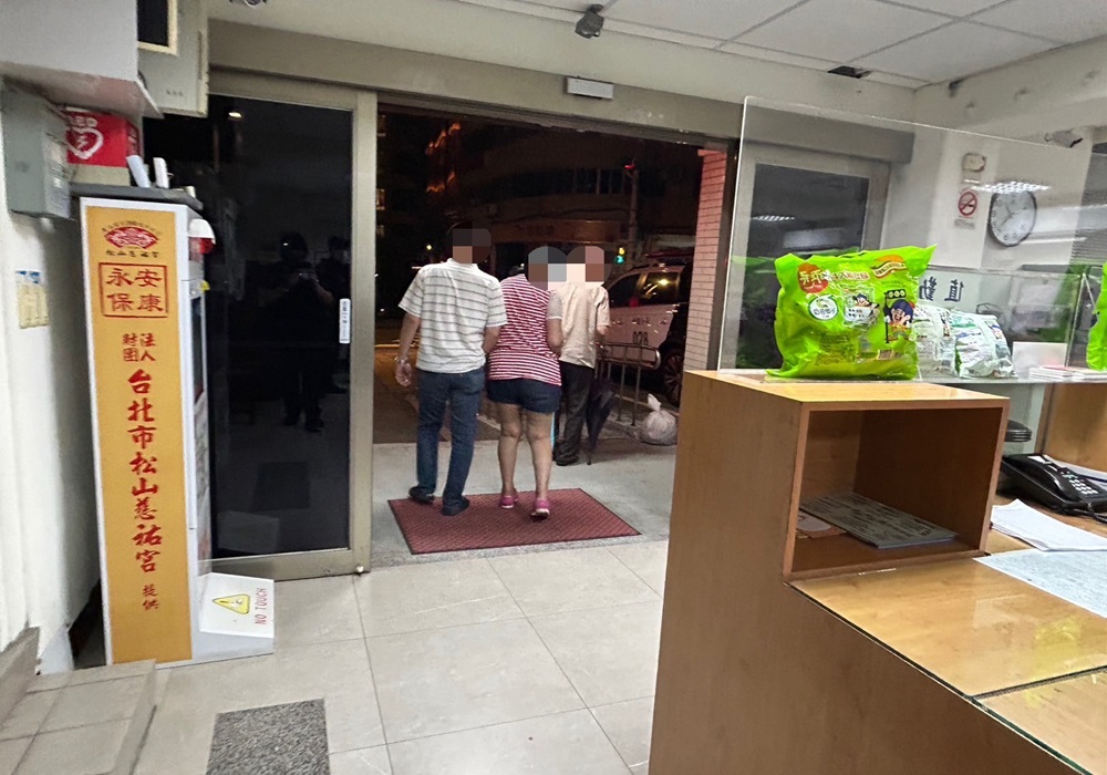婦人呆坐超商 北投暖警協助返家 213 248240821a01
