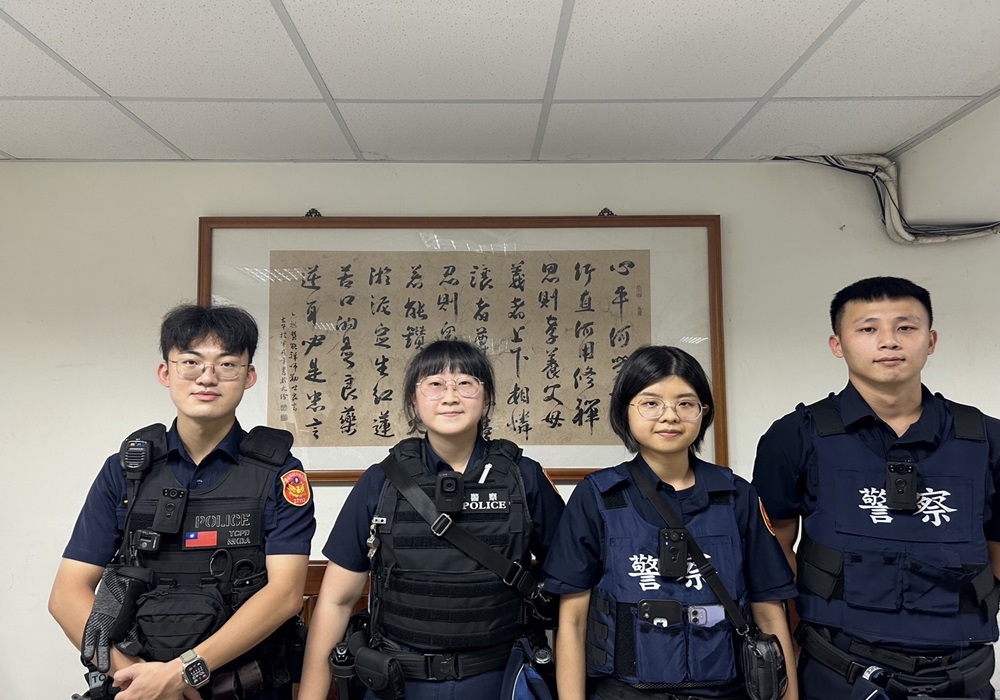 婦人呆坐超商 北投暖警協助返家 214 248240821a02