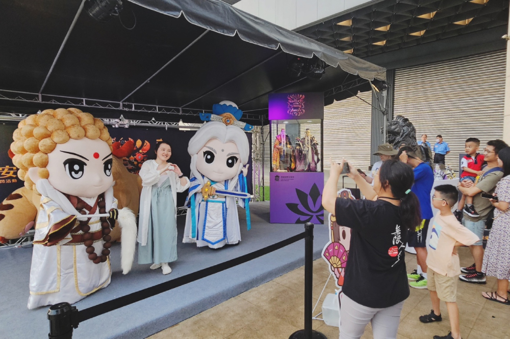 甲辰年鷄籠中元祭品牌快閃 霹靂布袋戲、藍色小精靈超吸睛 182 cnews207240821a01