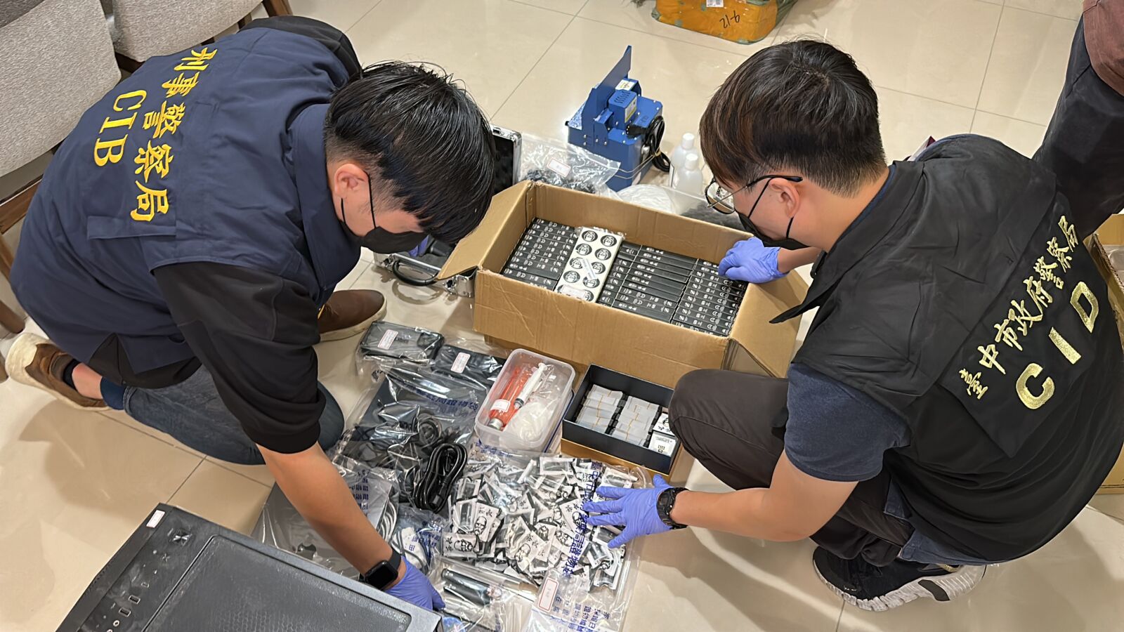 毒梟開工廠自製喪屍煙彈 內外銷國際包裹走私運送 192 毒梟開工廠自製喪屍煙彈 內外銷國際包裹走私運送 191
