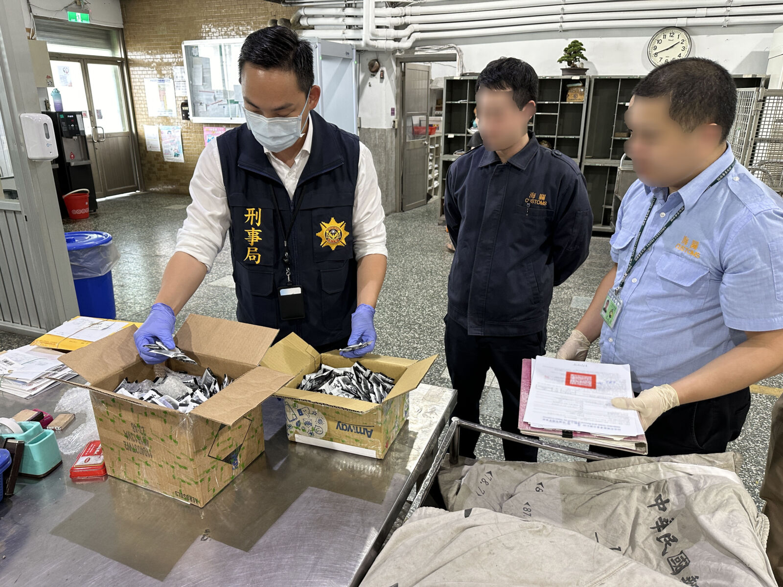 毒梟開工廠自製喪屍煙彈 內外銷國際包裹走私運送 194 毒梟開工廠自製喪屍煙彈 內外銷國際包裹走私運送 193