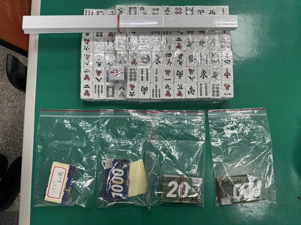 掛羊頭賣狗肉 高雄營直搗棋牌桌遊館逮22賭客 192 cnews204240821a15