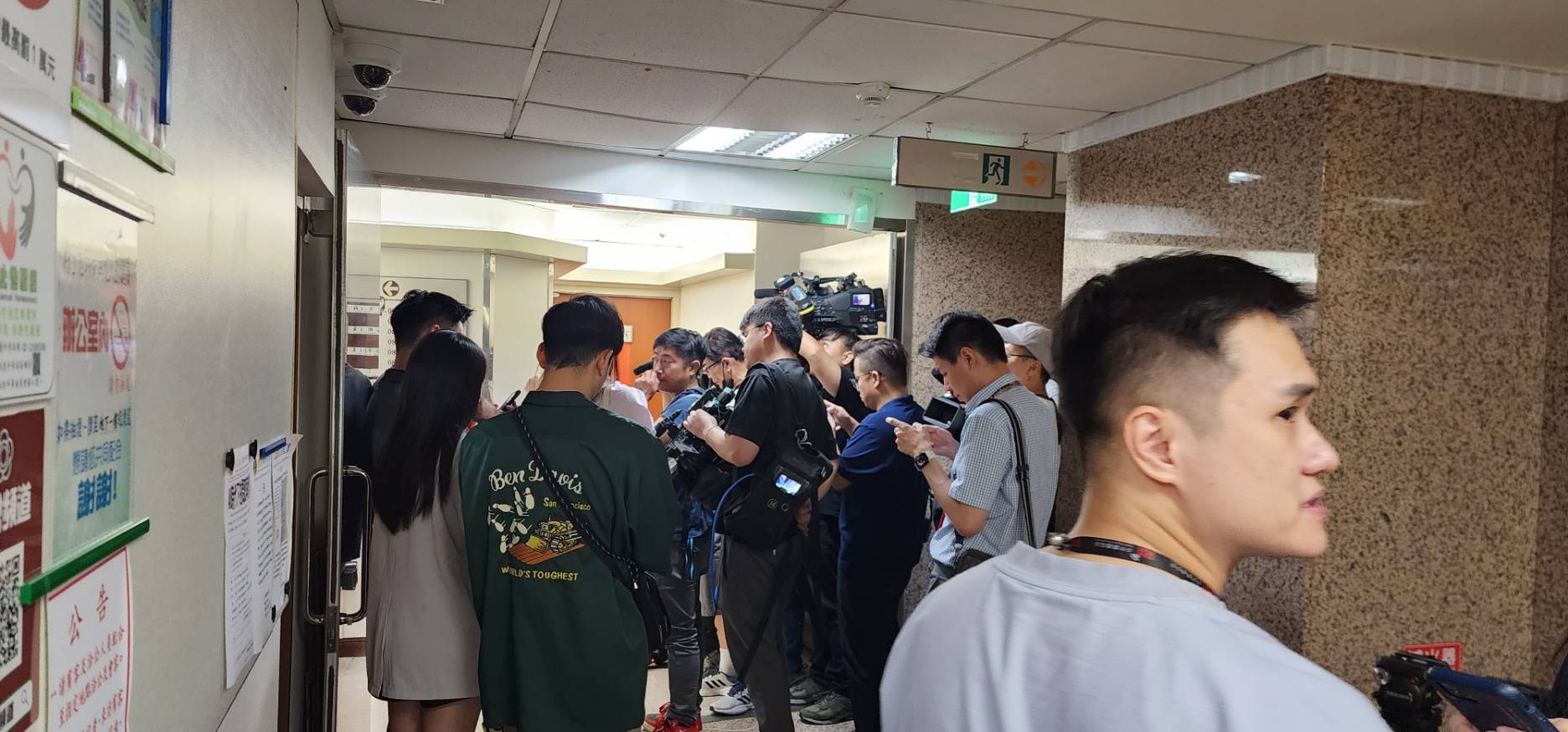 對於媒體詢問相關細節,檢調人員三緘其口。(記者包克明攝)