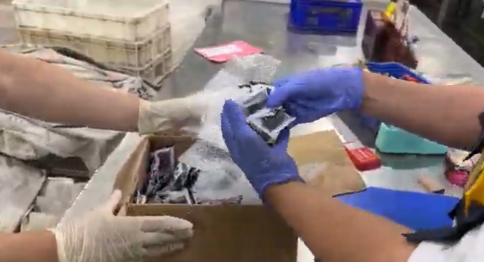 警方於海關查獲煙彈包裹。（記者徐煜勝翻攝）