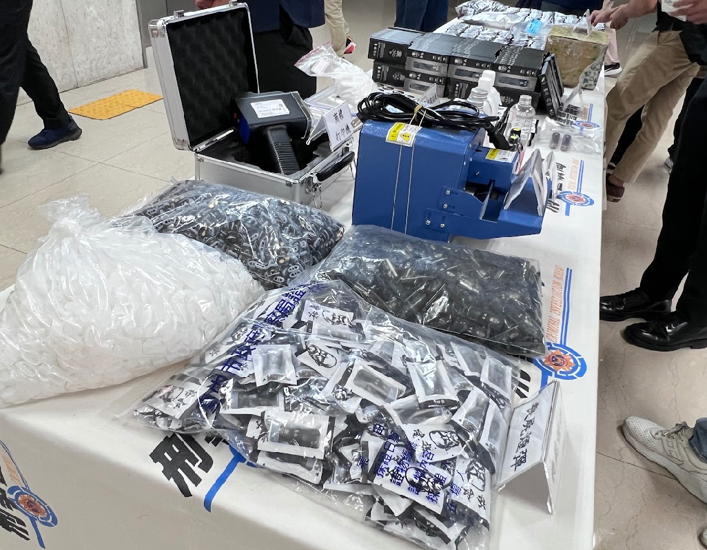 警方展列所有查獲之證物。（記者徐煜勝翻攝）