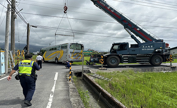 疑導航惹禍 遊覽車卡鄉間小水溝出動大型吊車脫困