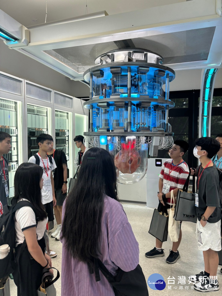 中原大學安排參觀量子科幻影集道具佈景,學生興奮不已。