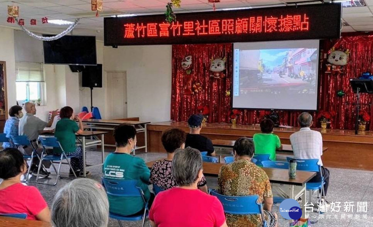 蘆竹分局深入轄內關懷據點,針對高齡者實施宣導,加深民眾交通安全觀念。