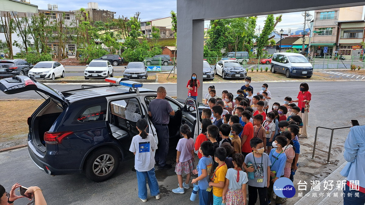 學童好奇的觀摩警用車輛的運作。（竹山分局提供）<br /><br /> 