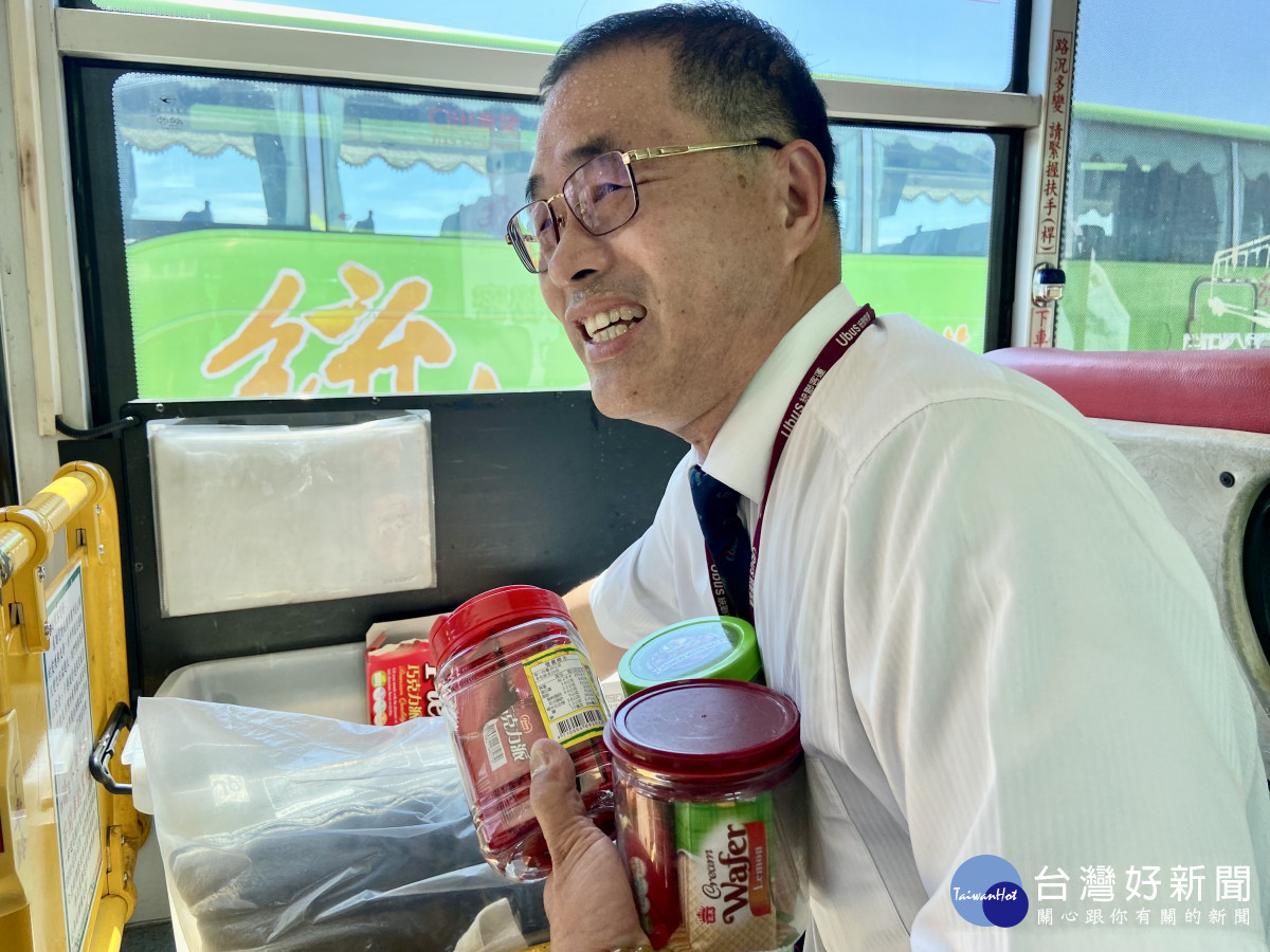 統聯客運駕駛孫增福車上有準備很多餅乾和礦泉水，送給未吃晚餐的乘客。